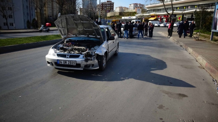 Kartal’da orta refüjden atlayan araç karşı şeride girdi: 1 yaralı