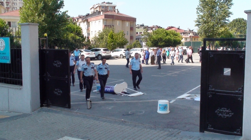 Servisçilerin okuldaki kavgasında silahlar konuştu