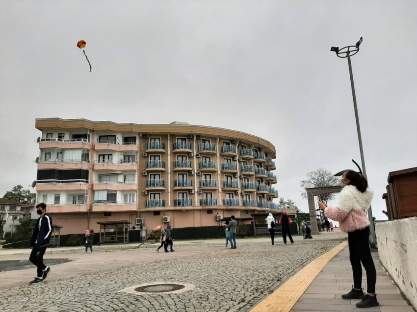 Akçakoca’da çocuklar uçurtma uçurdu parklarda oynadı