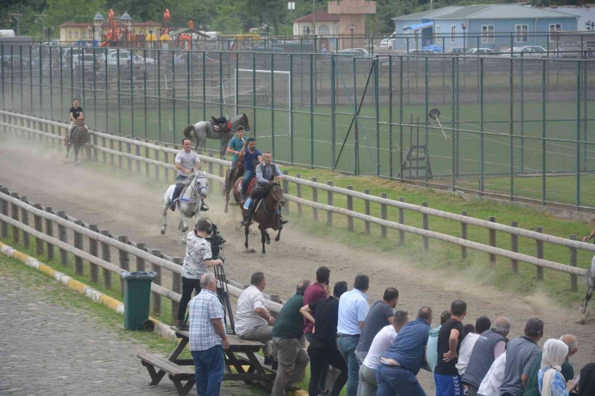 Ordu’da atlar kıyasıya yarıştı