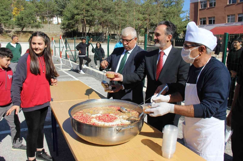 Öğrenciler aşure ikram edildi