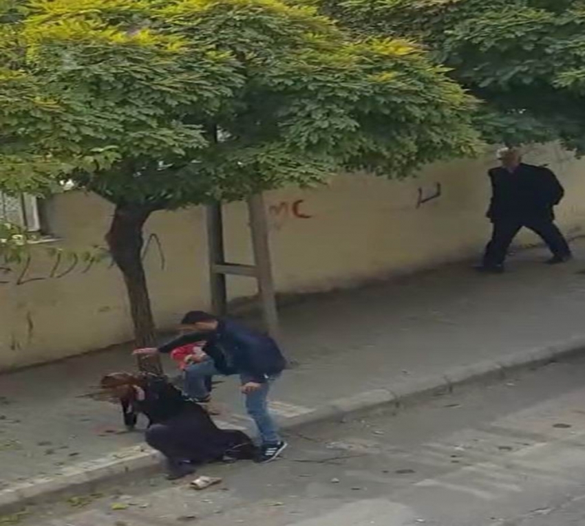 Kadını tekme tokat dövdü: Dehşet anları kamerada