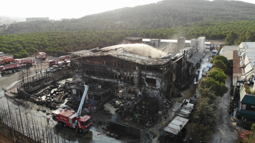 Tuzla’da yanan fabrikadaki hasar havadan görüntülendi