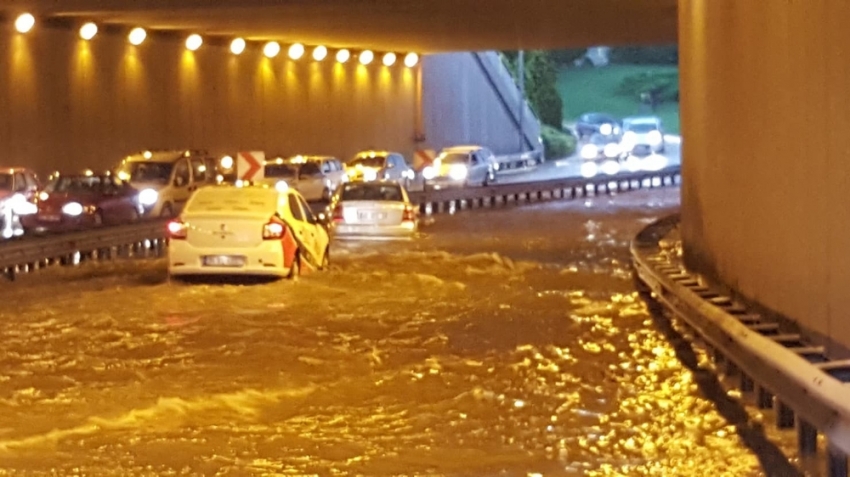 Konya’da sağanak yağmur su baskınlarına yol açtı