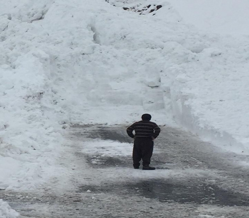 Hakkari-Şırnak karayoluna inen çığlar temizlendi