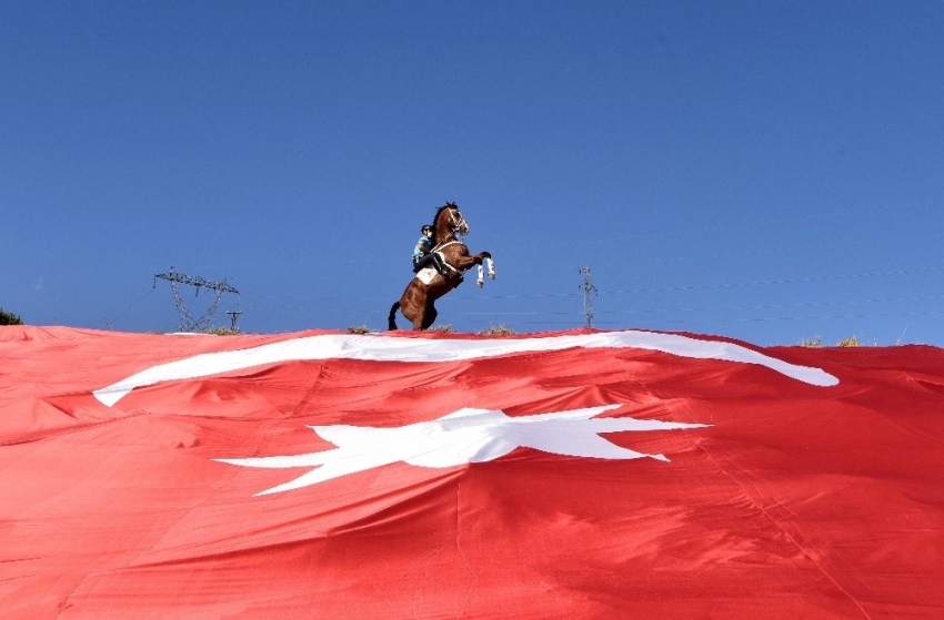 Atlı birlik Ahlat’ta ’şaha’ kalktı