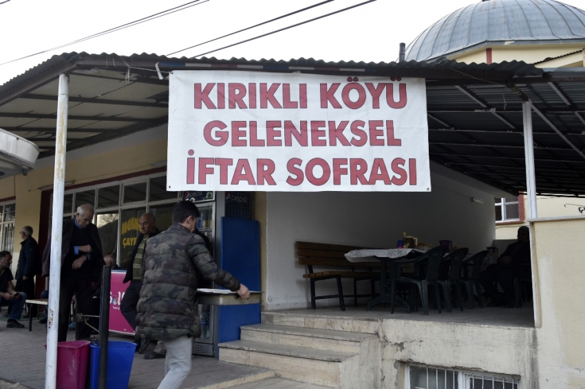 Bu köyden geçene ücretsiz iftar