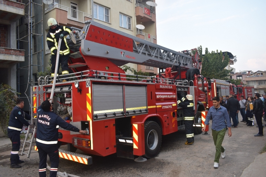 4 katlı binada çıkan yangın korkuttu