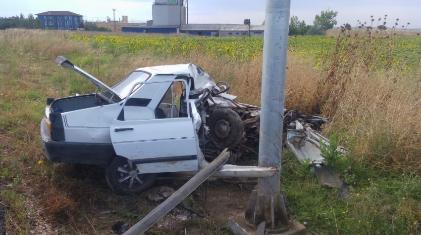 İkiye bölünen otomobilden sağ çıktı