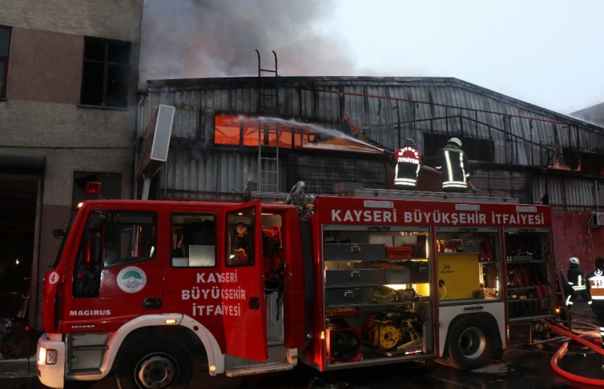 Baza ve yatak imalathanesinde yangın