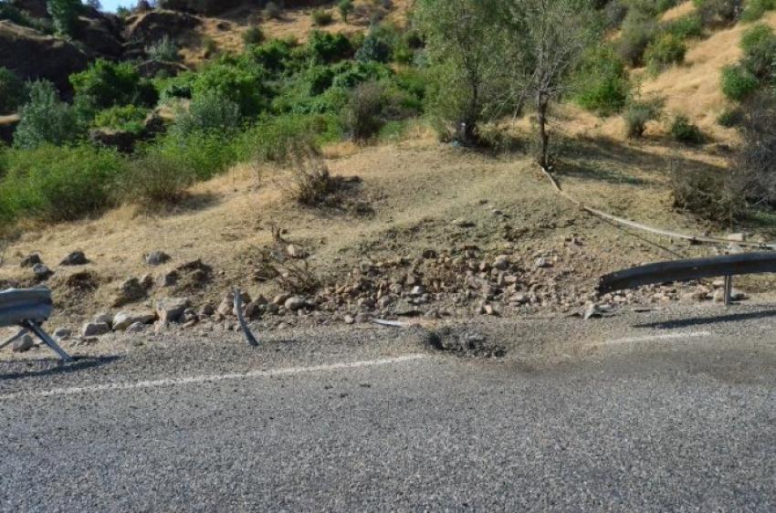 Korucuların yoldan geçişi sırasında...