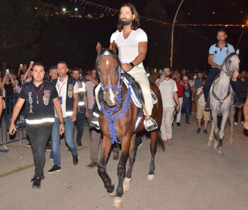 Koray Avcı, sahneye atla geldi