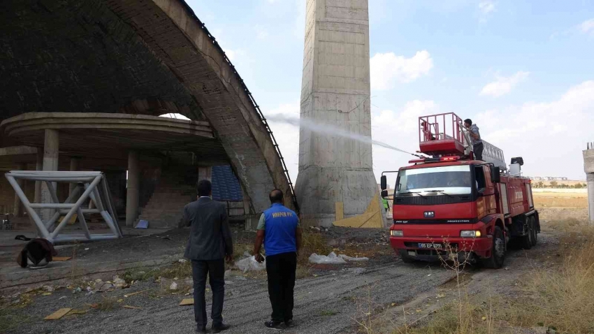 Cami inşaatında çıkan yangın kontrol altına alındı