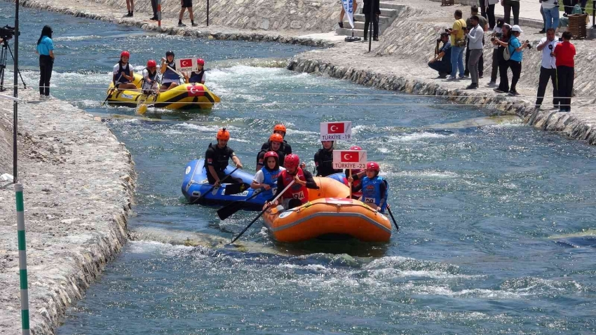 Bakan Mehmet Muharrem Kasapoğlu, rafting yaptı