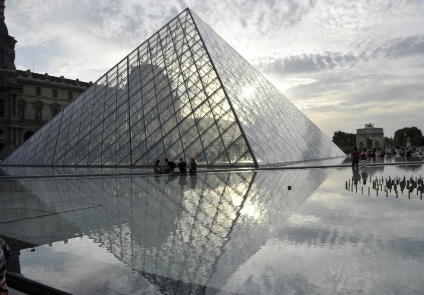 Louvre Müzesi yeniden ziyarete açıldı