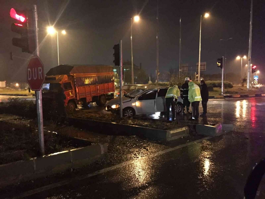 Kamyonet kırmızı ışıkta geçti kazaya sebebiyet verdi