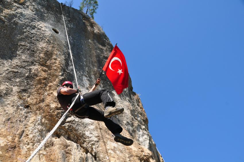 Bursalı dağcılar teröre tepki için tırmandı