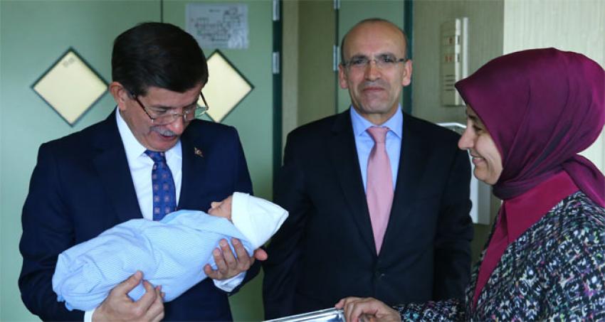 Davutoğlu, 3. çocuğu olan Şimşek'i ziyaret etti