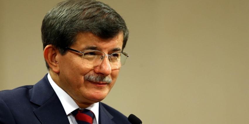 Davutoğlu, karanfil bıraktı