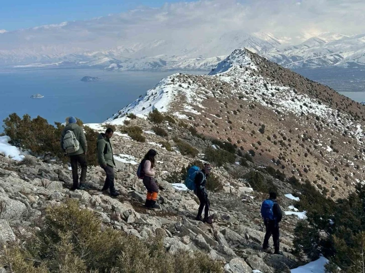 Dağcılar, Van Gölü’nün eşsiz koylarını gezdi
