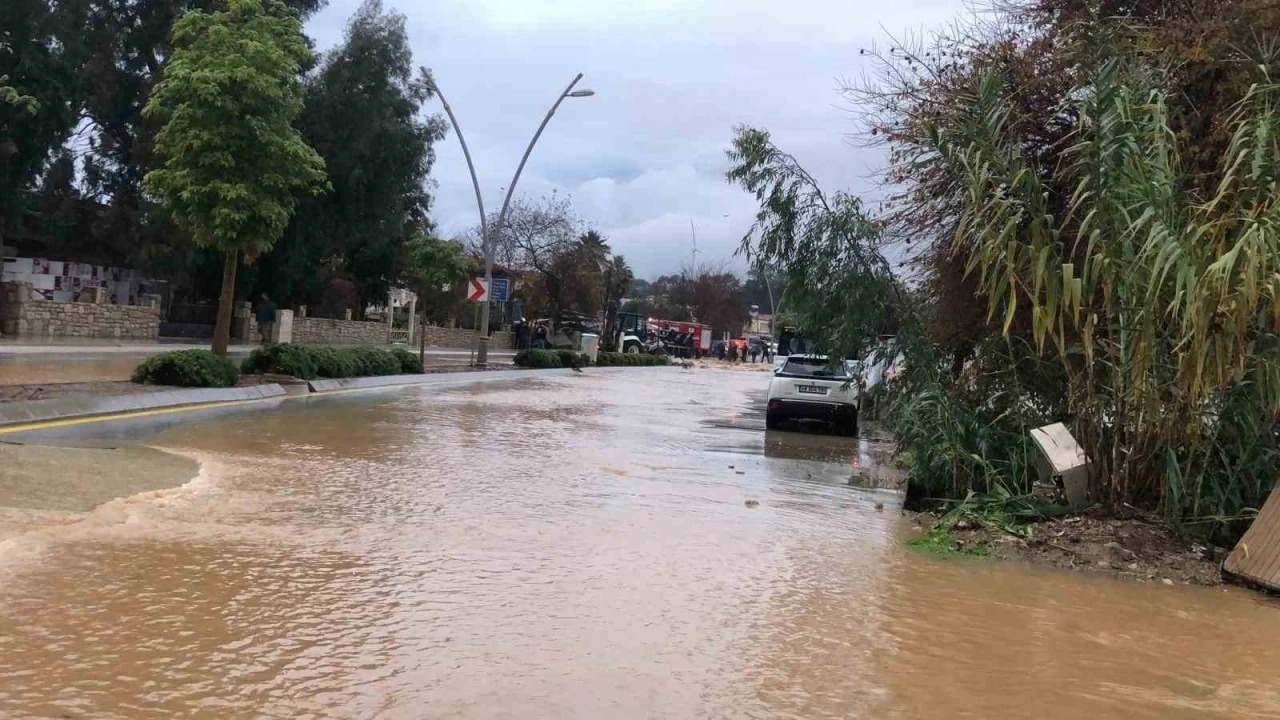 Datça’da sağanak yağış etkili oldu, karayolu göle döndü
