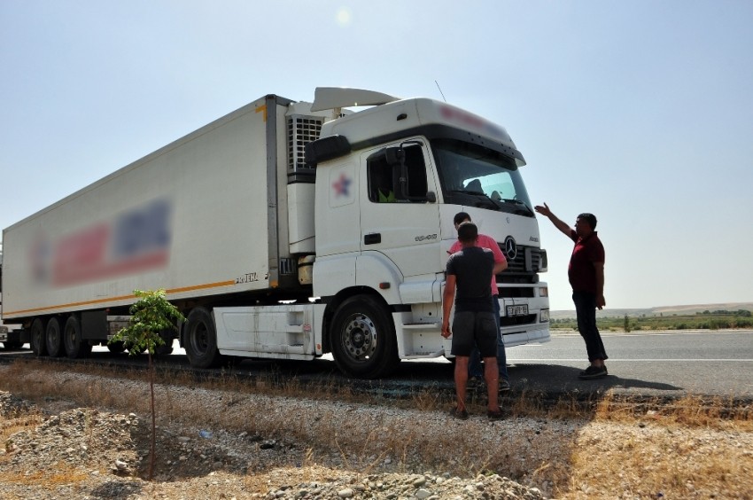 Serinlemek için suya giren kamyoncular soyuldu