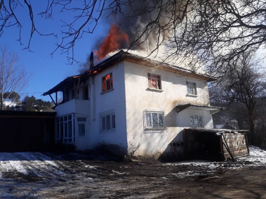 Kastamonu’da iki katlı ev yangında kullanılamaz hale geldi