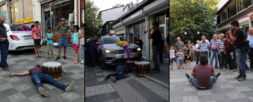 Davul çalarken kendinden geçiyor