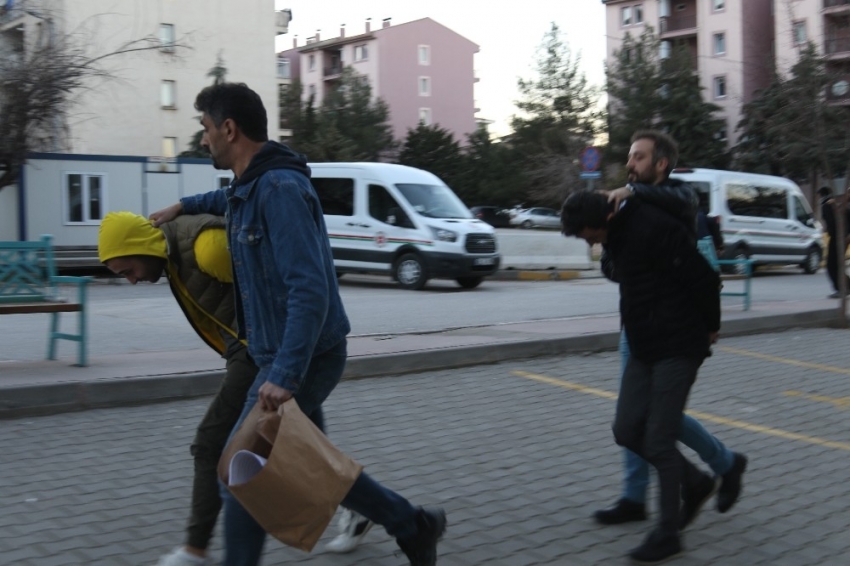 Annesinin emekli maaşını çeken kadını sokakta gasp eden zanlılar tutuklandı