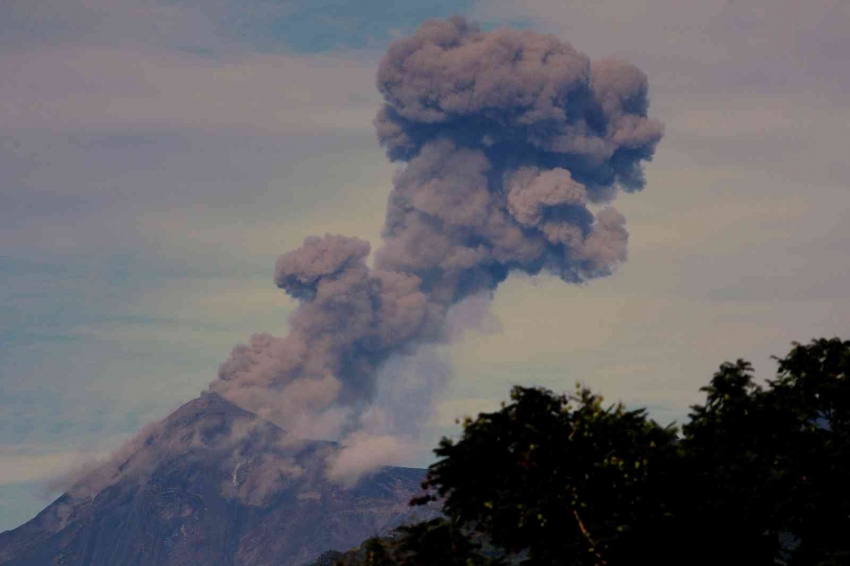 Guatemala’daki Fuego Yanardağı kül ve duman püskürttü