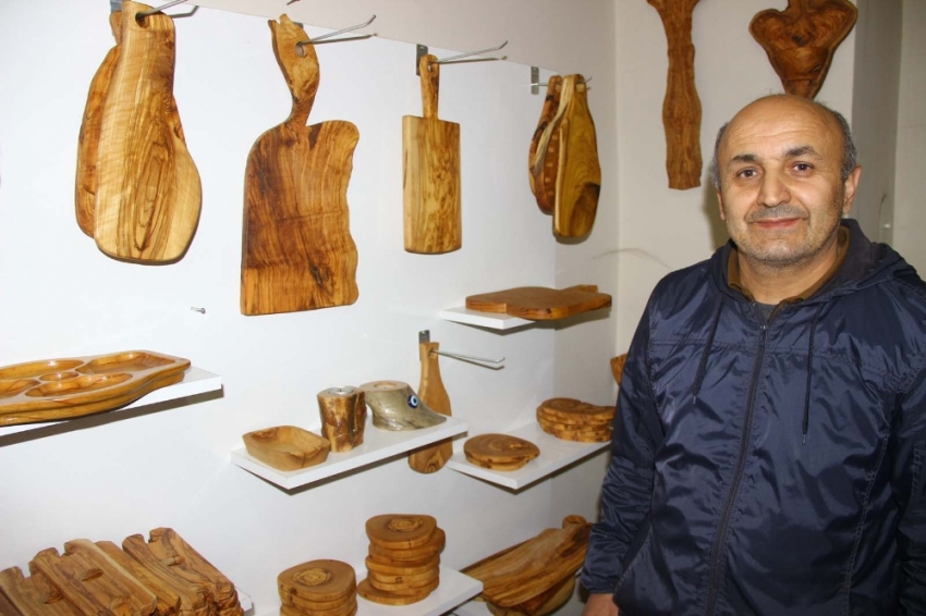 Yakılacak odunları sanat eserine dönüştürüyor