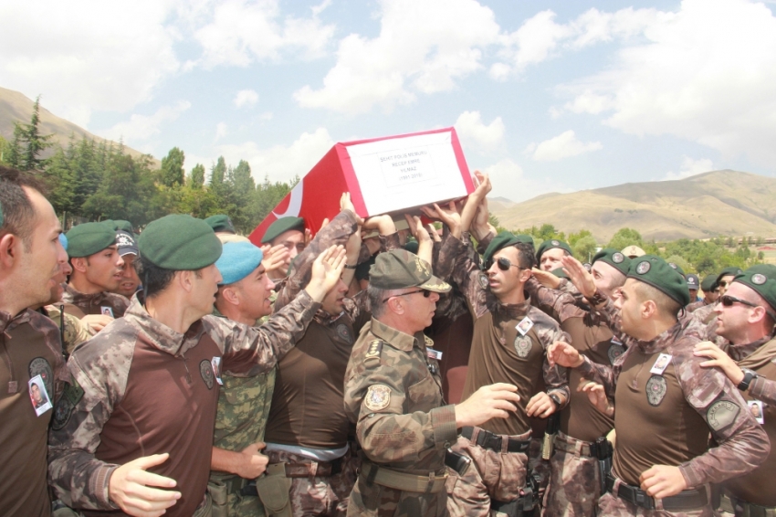 Özel harekatçı tekbir sesleri ile uğurlandı