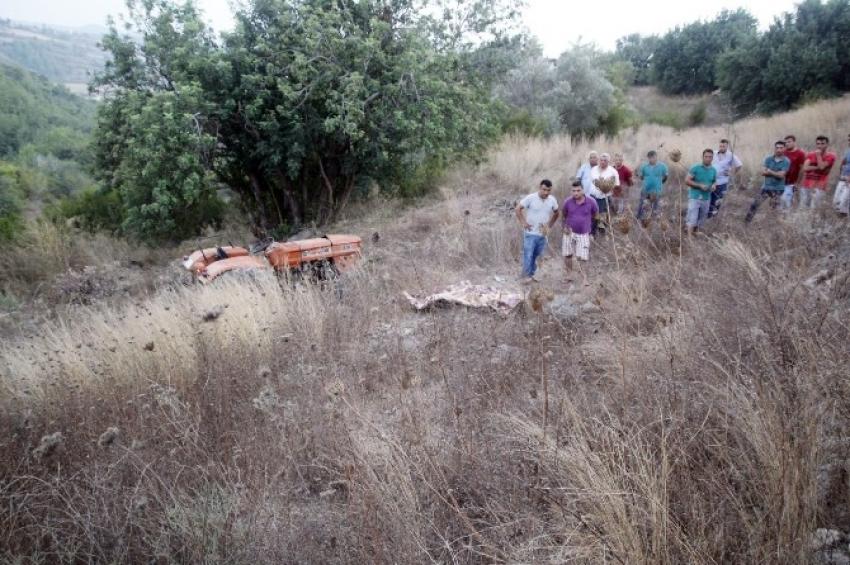 Kullandığı traktörün altında can verdi