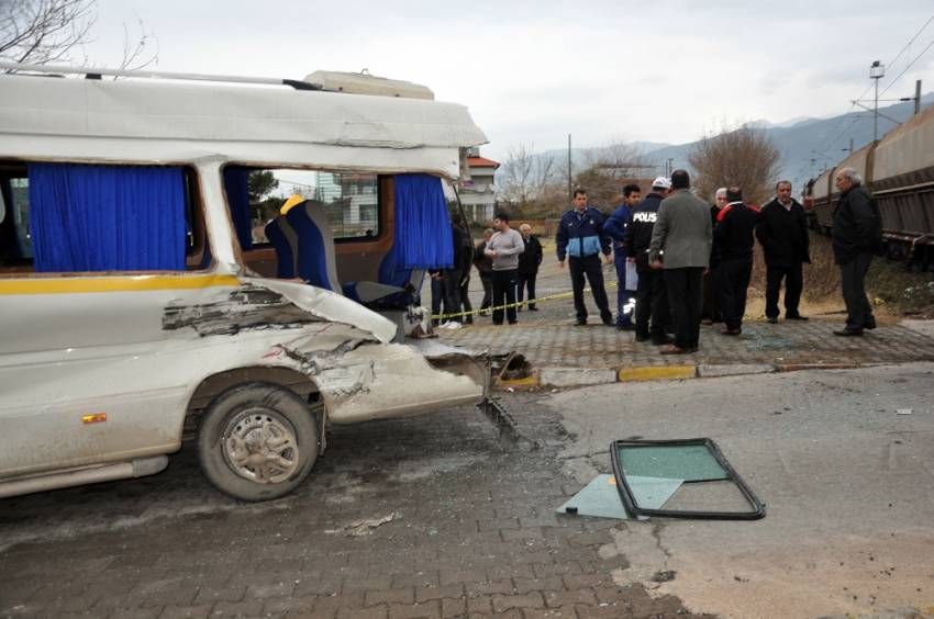 Yük treni öğrenci servisine çarptı: 5 yaralı