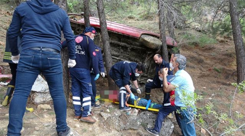 Kız arkadaşı ile tartışan genç, minibüsü uçurumdan aşağı sürdü