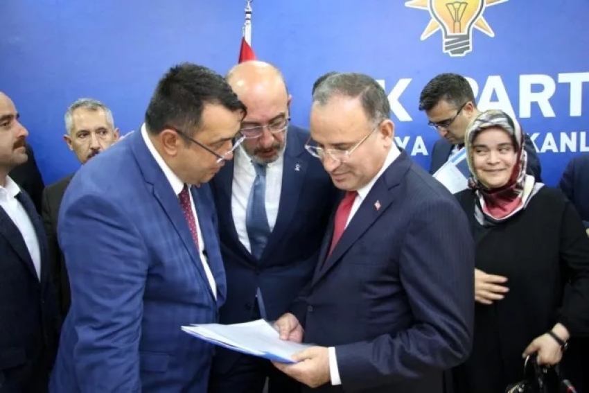 Bakan Bozdağ'a İnternet Yasası'nda değişiklikler yapılması istenen dosya verildi