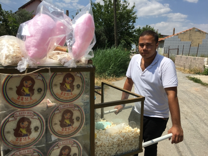 Hem okula gidiyor hem de pamuk şeker satıp ailesine bakıyor