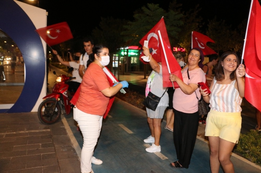 Büyükşehir 30 Ağustos için Antalya’yı Türk bayrağı ile donatıyor