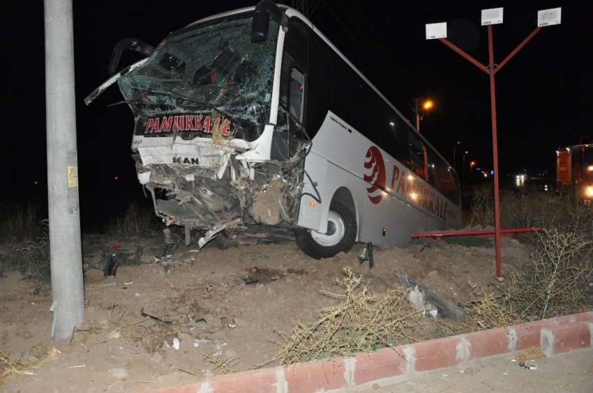 Yoldan çıkarak tarlaya giren yolcu otobüsünde 25 kişi yaralandı