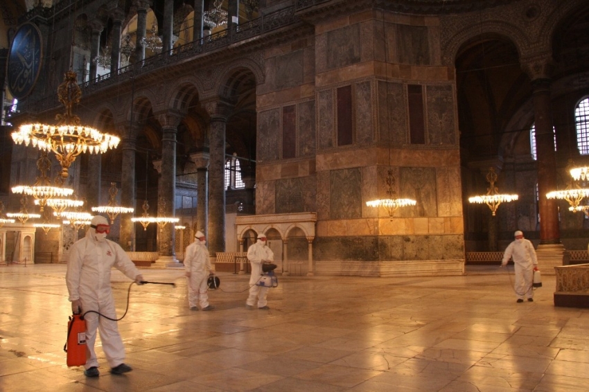 Tarihi Ayasofya Müzesi dezenfekte edildi