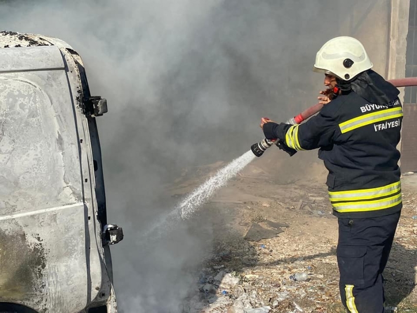 Söke Sanayi Sitesinde araç yangını