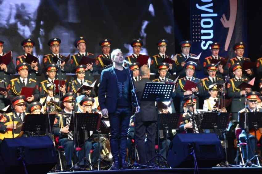 Haluk Levent ve Rus Kızılordu Korosu Bursa'da konser verdi