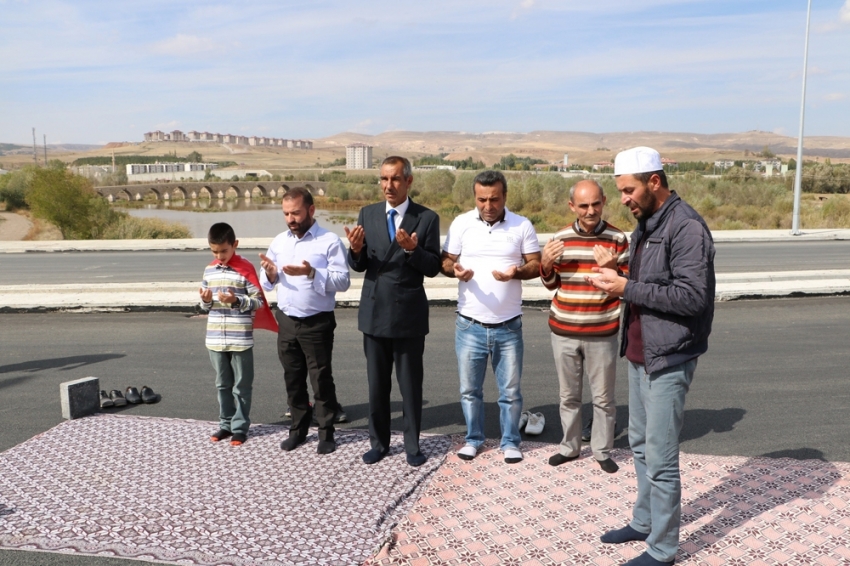 Hayallerindeki köprünün üzerinde şükür namazı kıldılar