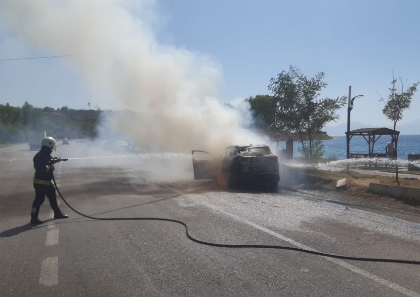 Seyir halindeki otomobil alev alev yandı