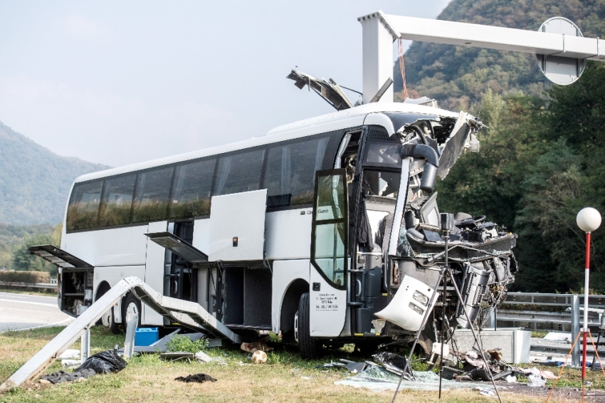  Turist otobüsü direğe çarptı: 15 yaralı