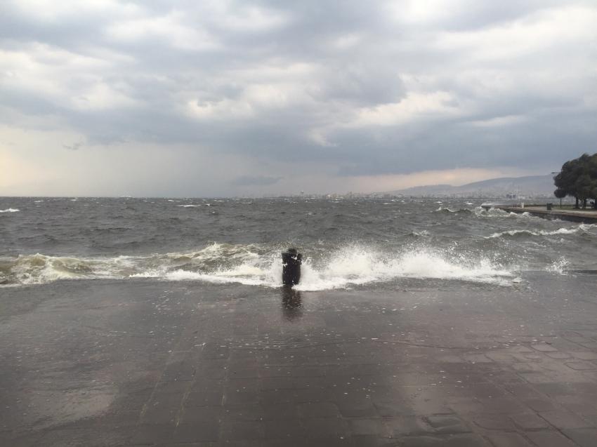 İzmir'de lodos denizi taşırdı!