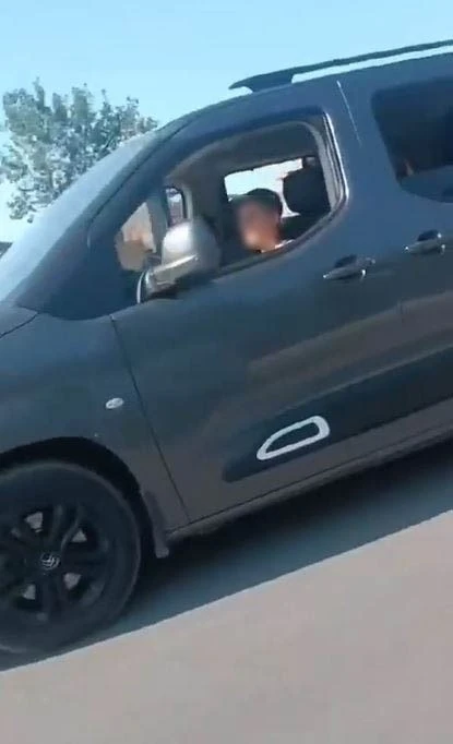 Dedesinin aracını kaçırarak trafiğe çıkan çocuk, polise yakalandı
