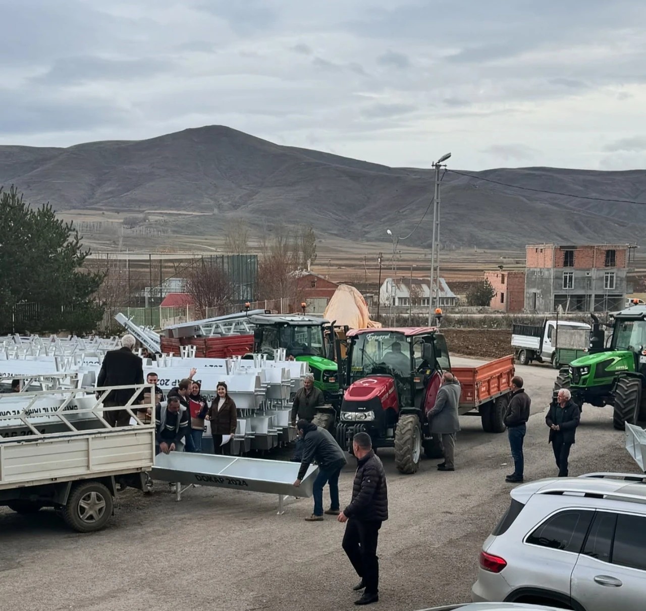 Demirözü’nde çiftçiye dağıtılan 200 sıvatla birlikte Bayburt’ta toplam bin 550 sıvat dağıtımı gerçekleşti
