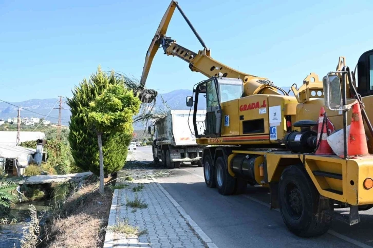 Demre’de yağmur suyu kanalları temizleniyor
