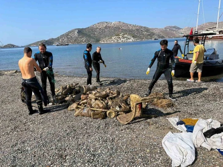 Deniz dibi temizliğinde, deniz motoru bulundu
